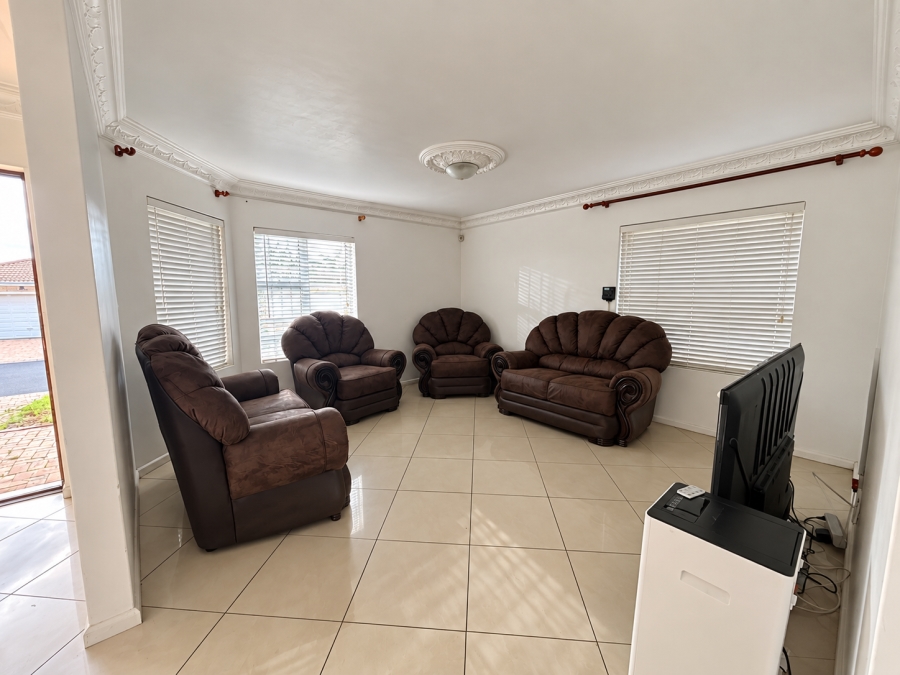 To Let 3 Bedroom Property for Rent in Eikenbosch Western Cape